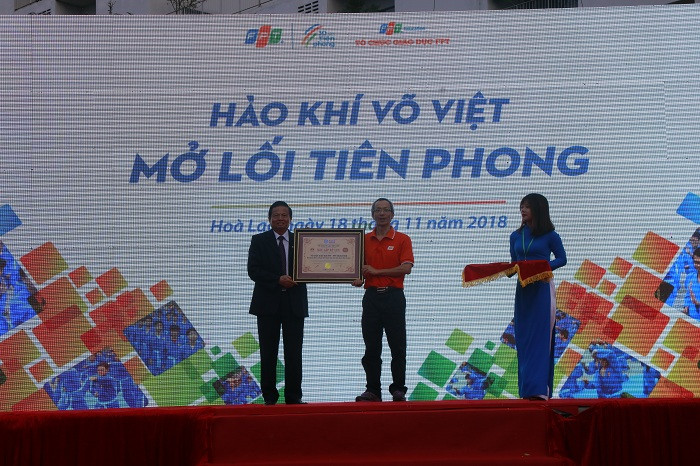 Trao bằng chứng nhận và huy hiệu kỷ lục cho FPT