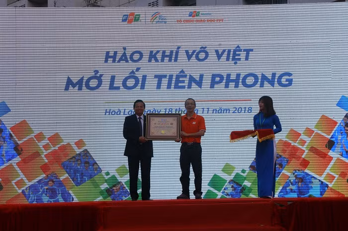 Trao bằng chứng nhận và huy hiệu kỷ lục cho FPT