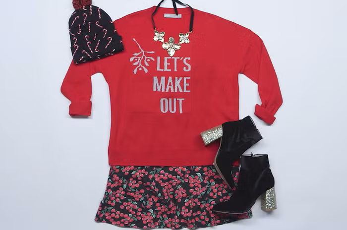 5 chiêu mix áo len cực dễ thương cho chị em đi chơi Giáng sinh sắp tới