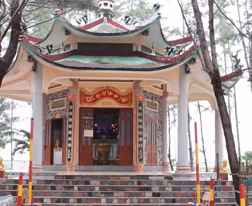 Trong nghĩa địa có đền thờ Ngọc Lăng Nam Hải. Trong nghĩa địa có đền thờ Ngọc Lăng Nam Hải.