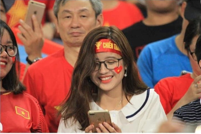 Co dong vien xinh dep bi 