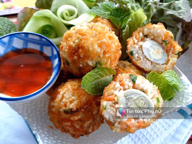 Cơm nguội bọc trứng cút chiên giòn thơm ngon cho bé
