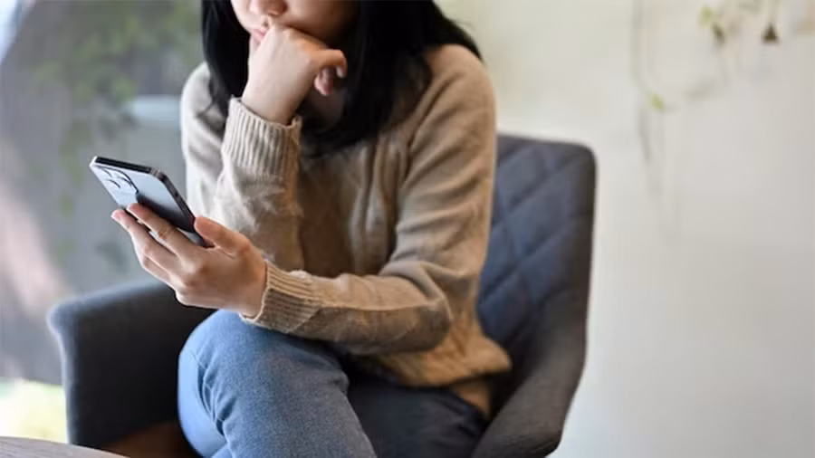 Nếu bạn cảm thấy điện thoại đang khiến bạn chán nản, hãy thử đặt ra giới hạn cho thời gian sử dụng nó. (Ảnh: ITN).