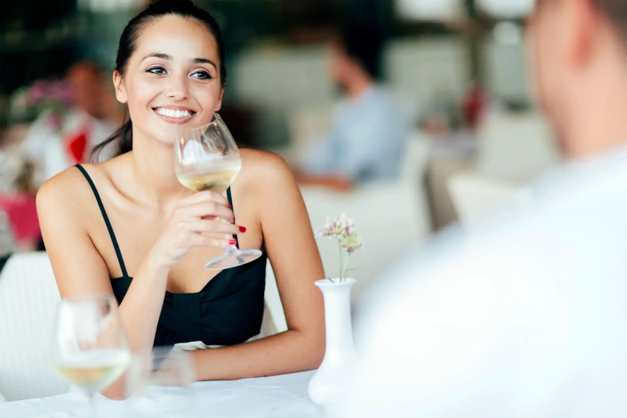 Trường hợp chồng bạn sở hữu vẻ ngoài cuốn hút và phong thái lịch lãm, việc anh ấy thu hút nhiều phụ nữ là điều không thể tránh khỏi. (Ảnh: ITN).