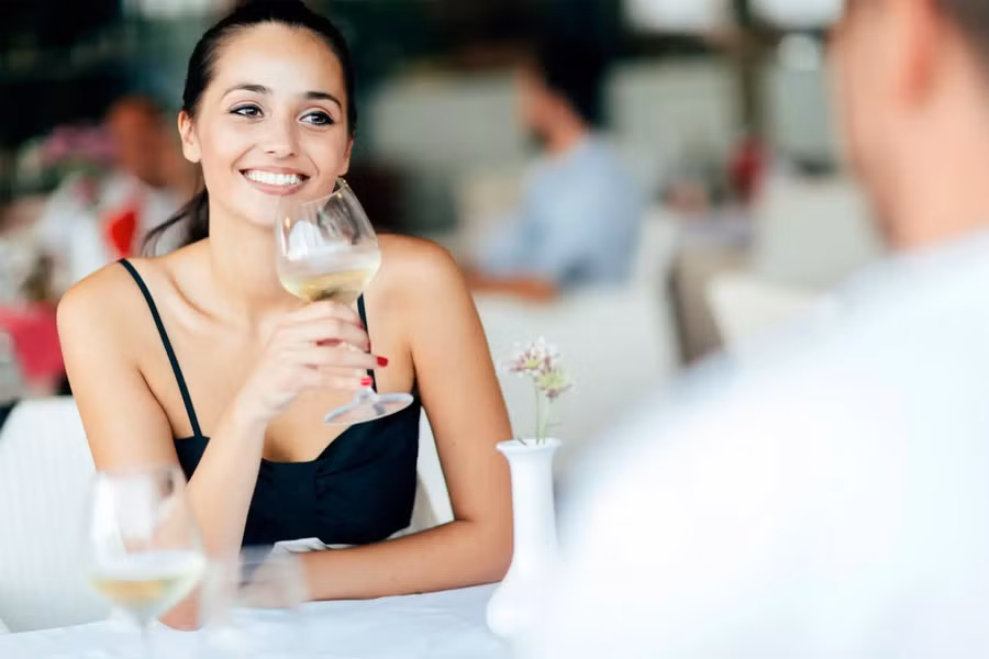 Trường hợp chồng bạn sở hữu vẻ ngoài cuốn hút và phong thái lịch lãm, việc anh ấy thu hút nhiều phụ nữ là điều không thể tránh khỏi. (Ảnh: ITN).