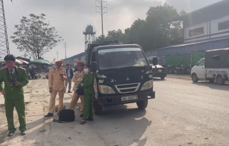 Công an đến hiện trường điều tra vụ việc. (Ảnh: CTV)