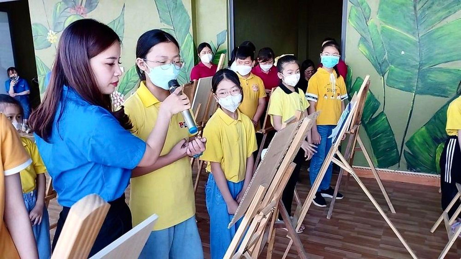 Cô Hoàng Thị Huệ không chỉ là người cô, người thầy mà còn là người anh, người chị luôn hết lòng vì học sinh vùng cao Hà Giang. Cô Hoàng Thị Huệ không chỉ là người cô, người thầy mà còn là người anh, người chị luôn hết lòng vì học sinh vùng cao Hà Giang.