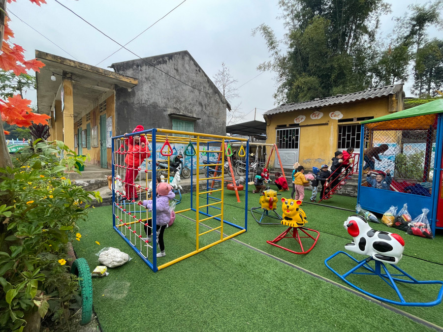 Với trẻ vùng khó, được chơi những trò chơi mới là điều vô cùng may mắn vì không phải điểm trường nào cũng đủ điều kiện mua sắm đầy đủ hàng năm.