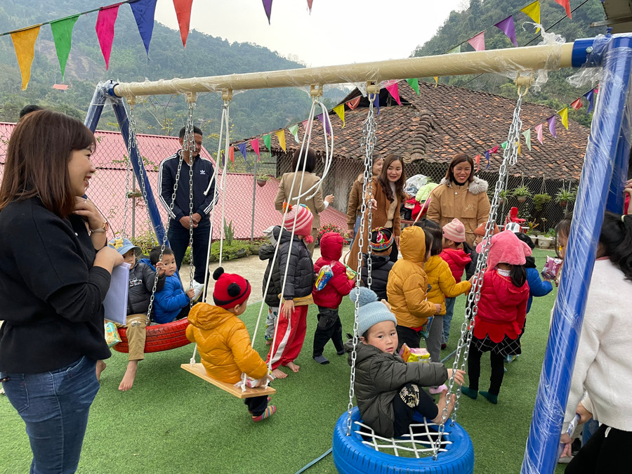 Từ nay, trẻ tại Trường Mầm non Yên Cư được chơi những đồ chơi ngoài trời mới.