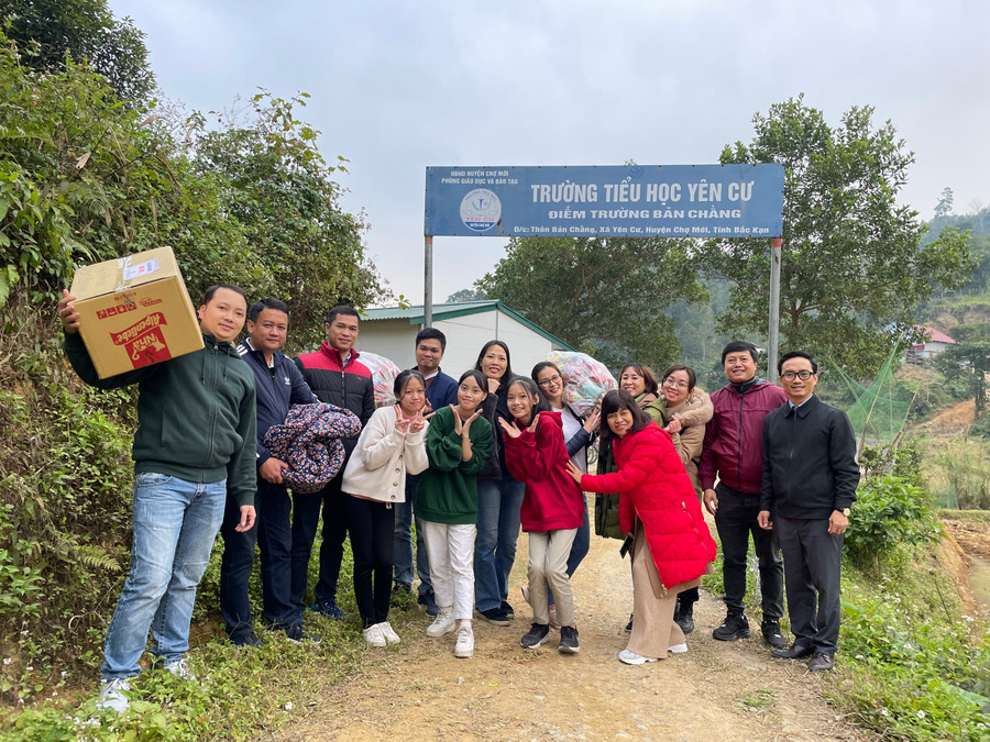 Vượt qua hành trình hàng trăm cây số, đoàn đã tới được các điểm trường khó khăn của xã Yên Cư, huyện Chợ Mới, tỉnh Bắc Kạn.