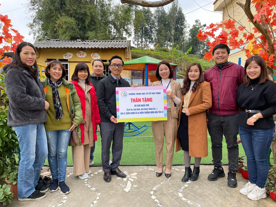 Đoàn thiện nguyện tặng đồ chơi ngoài trời cùng nhiều vật phẩm khác cho cô trò Trường Mầm non Yên Cư.