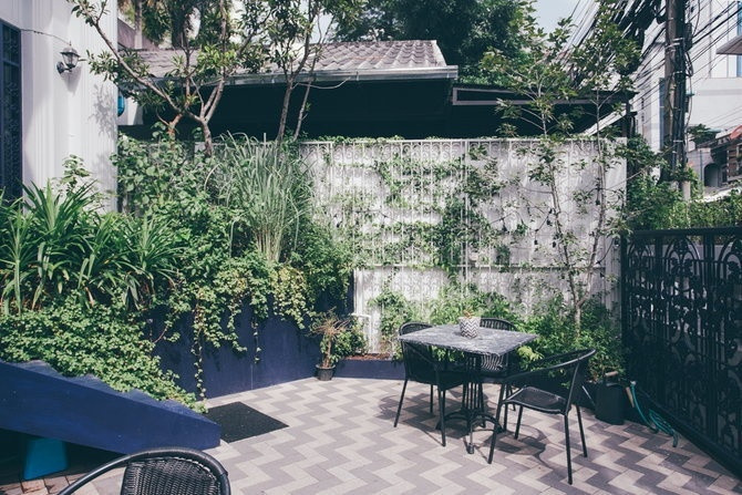 Nhà nhỏ có khu vườn xanh bao quanh đẹp lịm tim ảnh 3 Nhà nhỏ mà có khu vườn xanh xinh đẹp bao quanh khiến ai nấy đều lịm tim