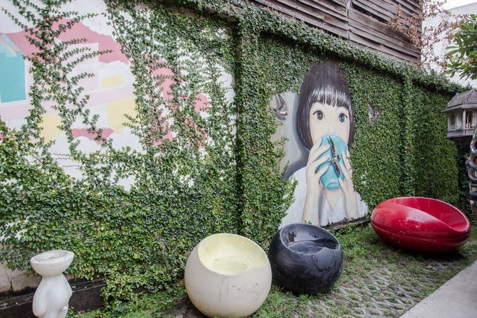 Nhà nhỏ có khu vườn xanh bao quanh đẹp lịm tim ảnh 2 Nhà nhỏ mà có khu vườn xanh xinh đẹp bao quanh khiến ai nấy đều lịm tim