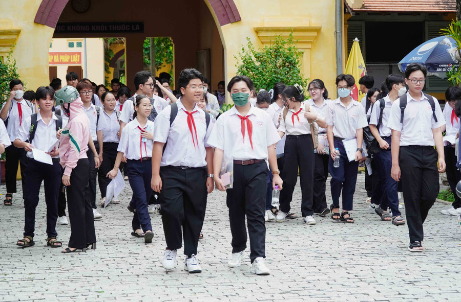 Thí sinh tự tin với kết quả thi môn đầu tiên tại kỳ thi tuyển sinh vào lớp 10.