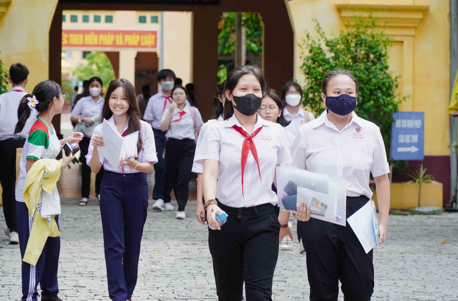 Thí sinh phấn khởi sau khi hoàn thành bài thi môn Toán. Thí sinh phấn khởi sau khi hoàn thành bài thi môn Toán.