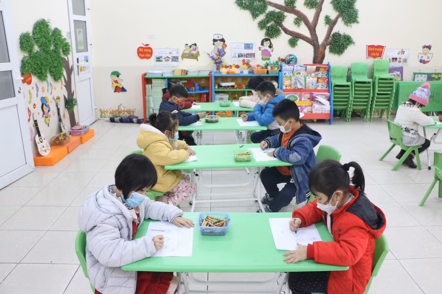 Trẻ mầm non tại TP Phủ Lý đi học trực tiếp sau Tết Nguyên đán 2022.