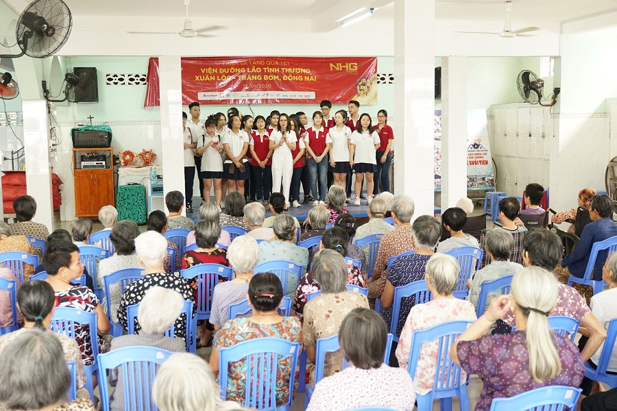 Học sinh Trường Quốc tế Bắc Mỹ (SNA), sinh viên Trường Đại học Quốc tế Hồng Bàng (HIU) cùng đại diện NHG thăm và chúc Tết các cụ tại nhà dưỡng lão tình thương Xuân Lộc, Đồng Nai