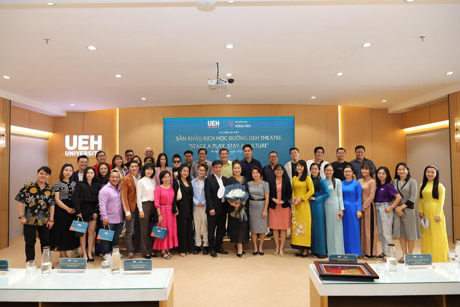 Các khách mời là nghệ sĩ nổi tiếng chụp ảnh kỉ niệm cùng ban giám hiệu UEH Các khách mời là nghệ sĩ nổi tiếng chụp ảnh kỉ niệm cùng ban giám hiệu UEH