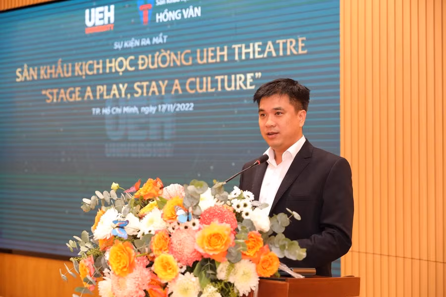 TS Bùi Quang Hùng, Phó Hiệu trưởng UEH phát biểu tại lễ ký kết.