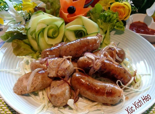 Món xúc xích nhà làm đảm bảo an toàn lại có mùi vị hấp dẫn. Ảnh:Lâm Anh Đào.