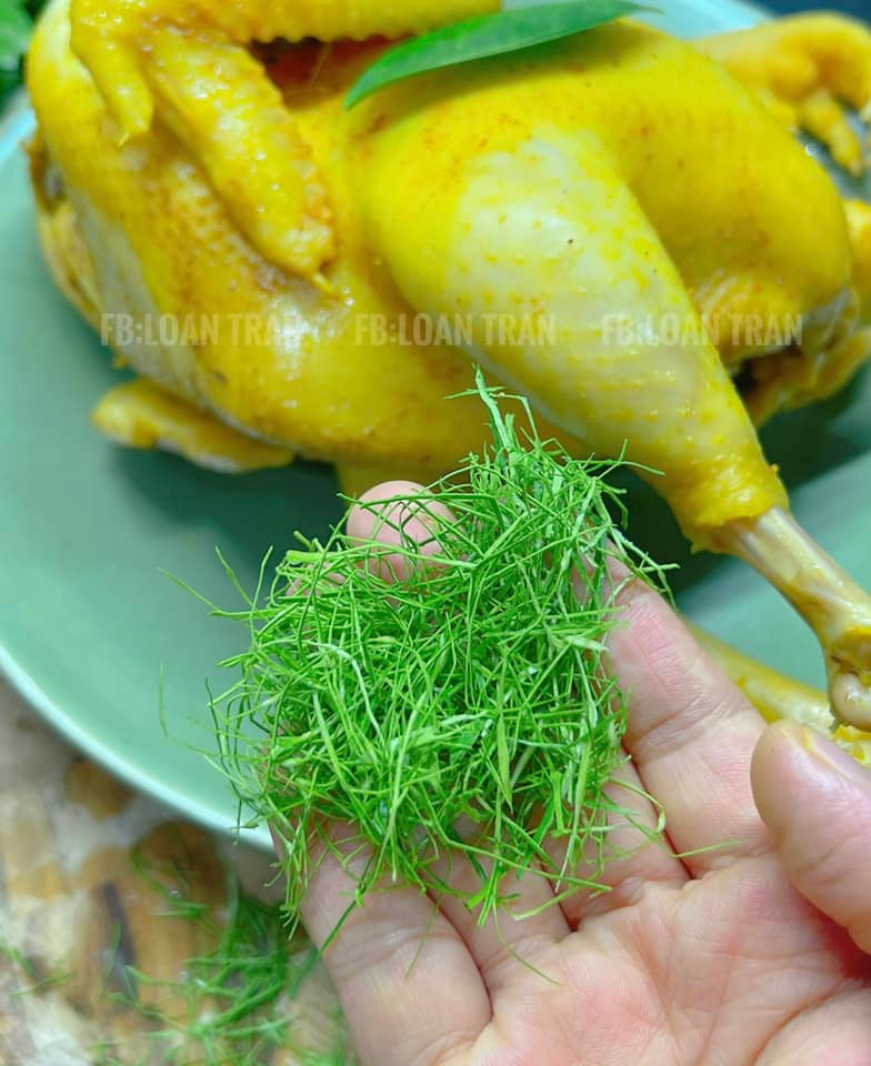 Thái ít lá chanh cho vào muối tiêu ớt và rắc lên gà cho đẹp. Thái ít lá chanh cho vào muối tiêu ớt và rắc lên gà cho đẹp.