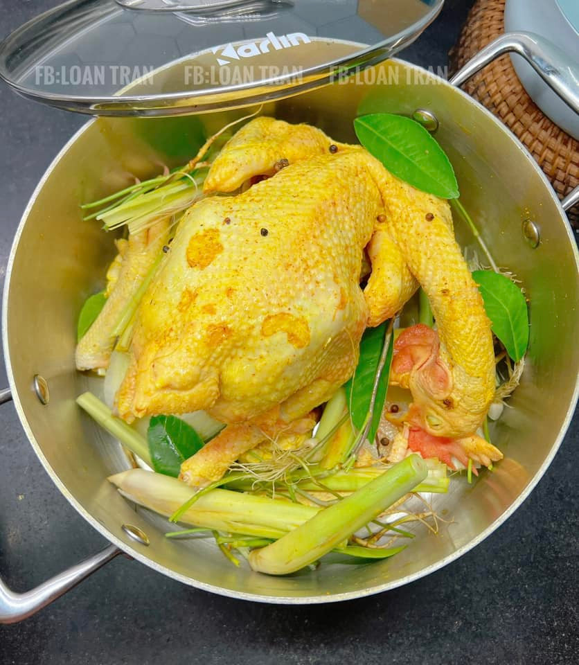 Gà sau khi làm sạch để ráo, chị Loan Trần ướp bên ngoài gà 1 chút bột nghệ pha lẫn chút mỡ gà, để da gà có màu vàng đẹp hơn. Gà sau khi làm sạch để ráo, chị Loan Trần ướp bên ngoài gà 1 chút bột nghệ pha lẫn chút mỡ gà, để da gà có màu vàng đẹp hơn.