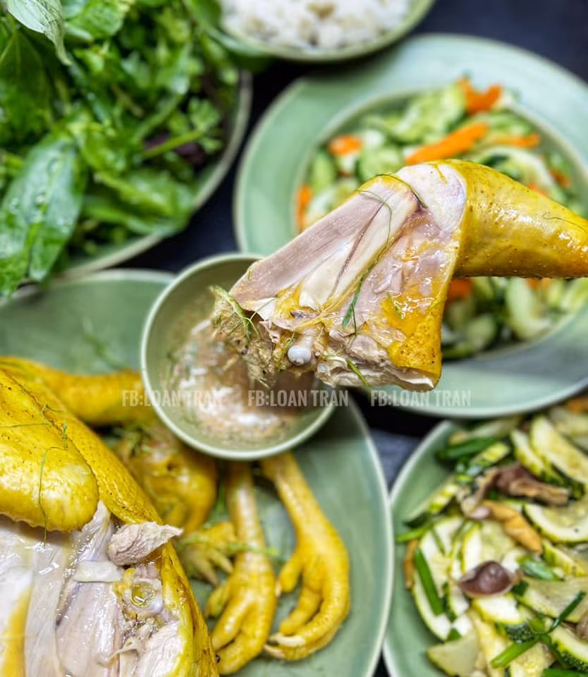 Chấm gà với muối chanh tiêu ớt.