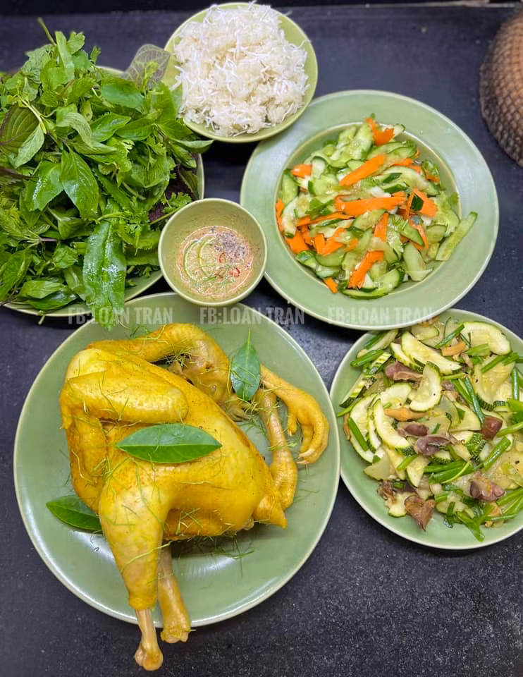 Gà luộc để nguyên con như này, ăn miếng nào xé miếng đó.