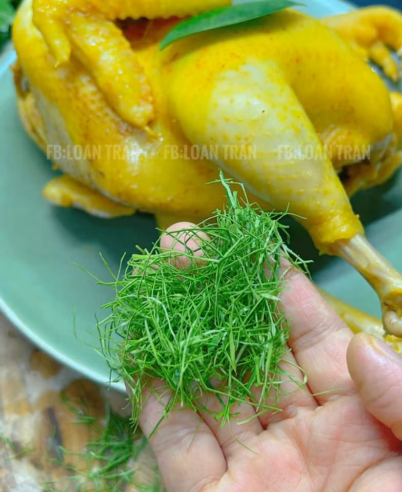 Thái ít lá chanh cho vào muối tiêu ớt và rắc lên gà cho đẹp.