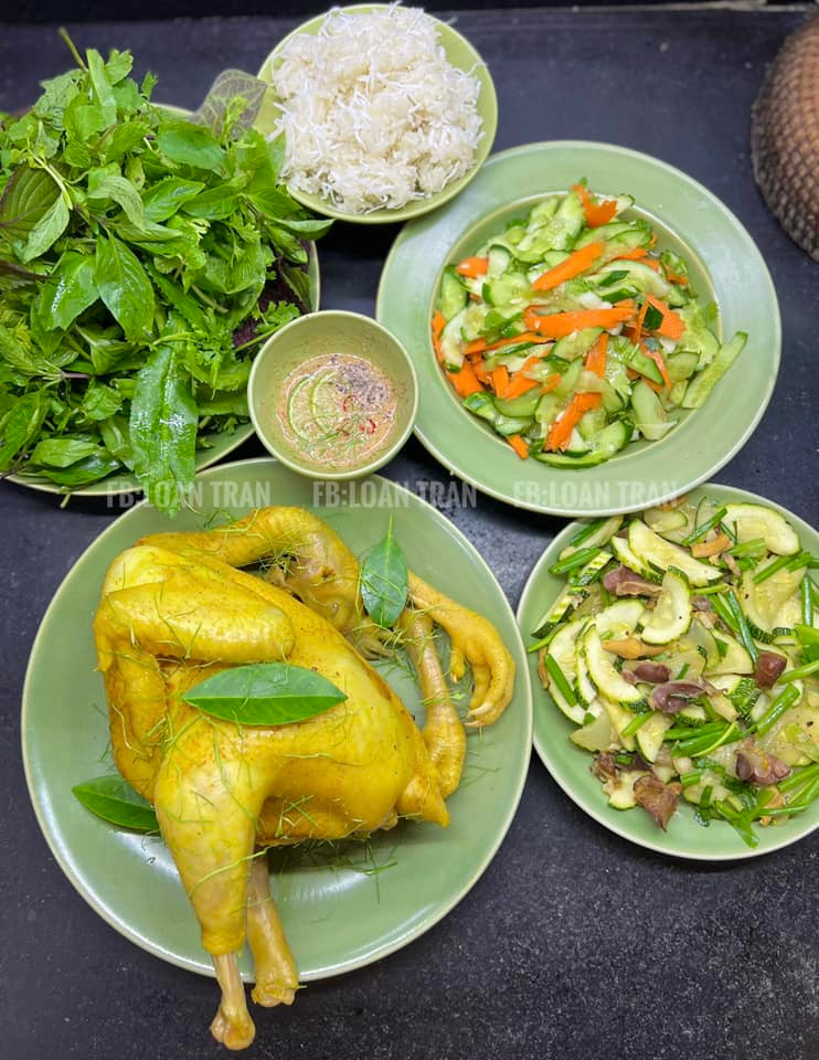 Gà luộc để nguyên con như này, ăn miếng nào xé miếng đó. Gà luộc để nguyên con như này, ăn miếng nào xé miếng đó.