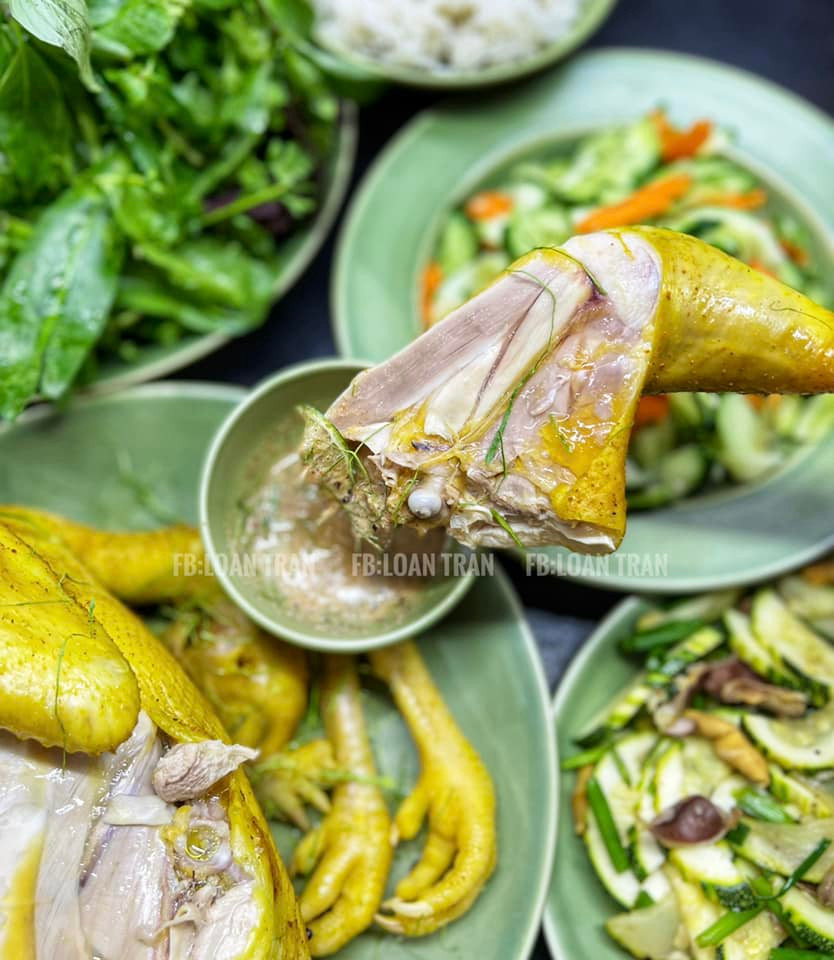 Chấm gà với muối chanh tiêu ớt. Chấm gà với muối chanh tiêu ớt.