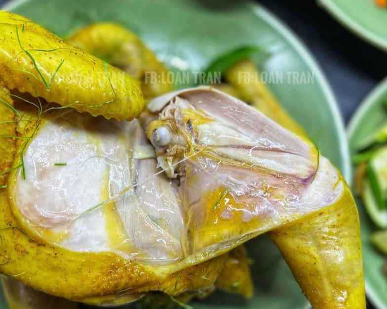 Mẹo luộc gà không cần nước, da vàng giòn ngon tuyệt đỉnh