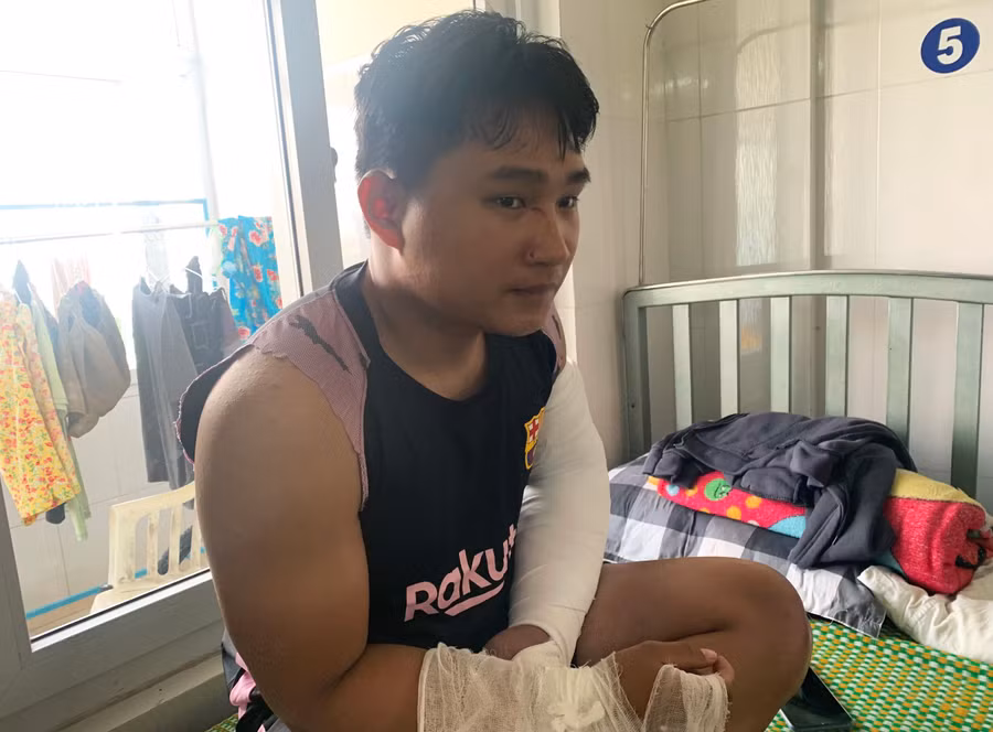 Anh Đạt cho rằng mình không xúc phạm vợ chồng ông Nhạt, nên không hiểu vì sao mình lại bị đánh dã man như thế.