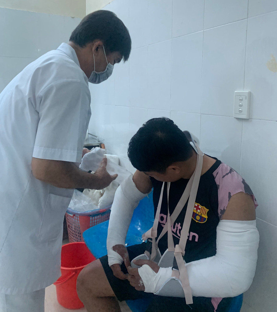 Hai tay của anh Đạt bị gãy ở nhiều vị trí. Hai tay của anh Đạt bị gãy ở nhiều vị trí.