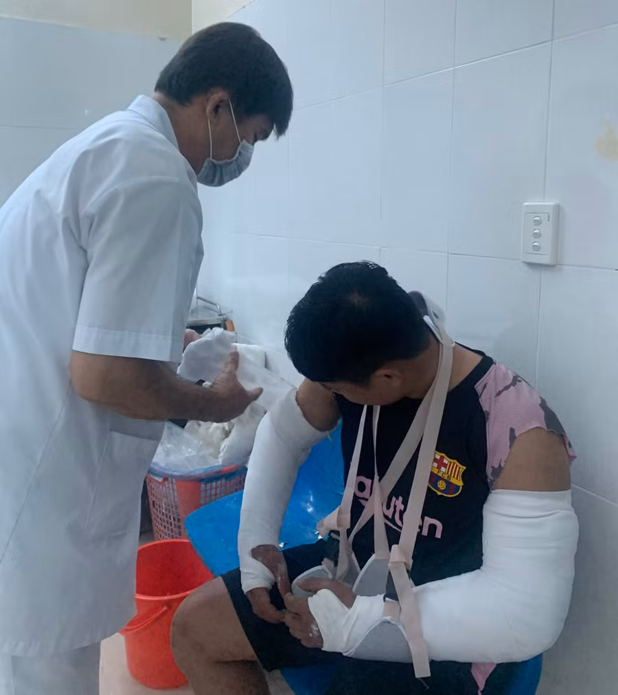 Bác sĩ chăm sóc vết thương cho anh Đạt.