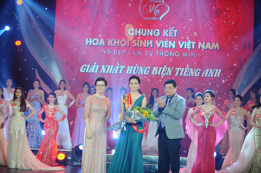 Ban Tổ chức trao các giải phụ cho thí sinh.