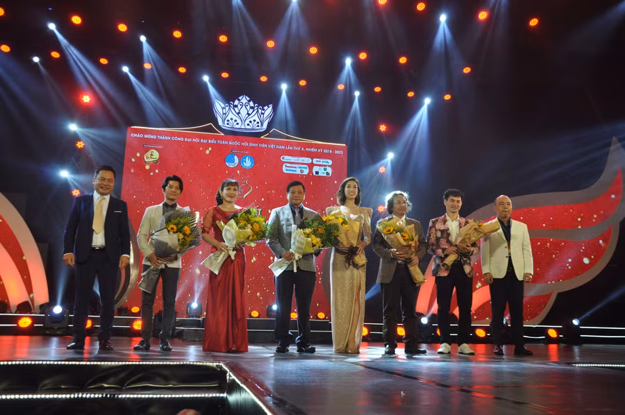 Ban tổ chức tặng hoa cho Ban giám khảo đêm chung kết cuộc thi.