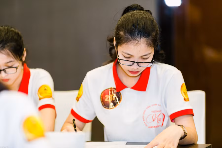 Thi sinh tham gia phần thi viết tiếng Anh.