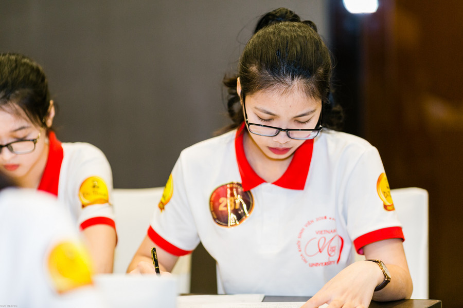Thi sinh tham gia phần thi viết tiếng Anh. Thi sinh tham gia phần thi viết tiếng Anh.