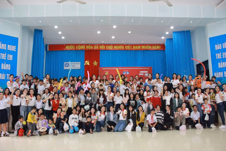 Chụp hình chung với trẻ em Làng trẻ SOS Đà Nẵng.