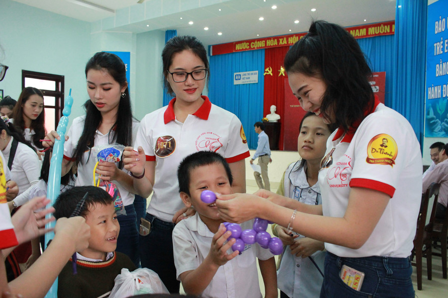 Thí sinh trao tặng quà cho trẻ em có hoàn cảnh thiệt thòi ở Làng trẻ SOS Đà Nẵng.