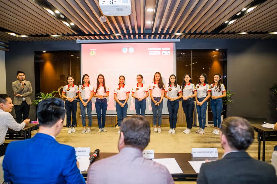 10 thí sinh xuất sắc nhất phần thi tiếng Anh sẽ được công bố vào tối 16/12. 10 thí sinh xuất sắc nhất phần thi tiếng Anh sẽ được công bố vào tối 16/12.