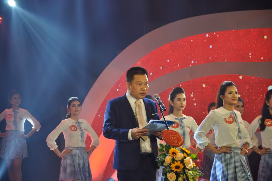 Ông Bùi Quang Huy phát biểu khai mạc chung kết cuộc thi.