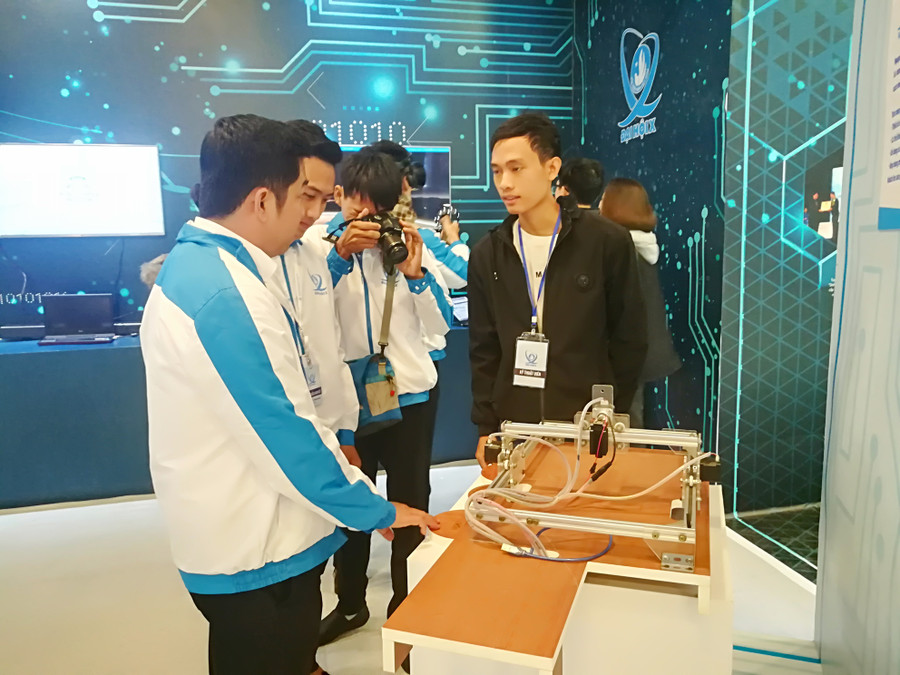 Sản phẩm khoa học sinh viên ĐH Sư phạm Kỹ thuật (ĐH Đà Nẵng) được đánh giá cao và đạt nhiều giải cao tại các diễn đàn khoa học, công nghệ. Sản phẩm khoa học sinh viên ĐH Sư phạm Kỹ thuật (ĐH Đà Nẵng) được đánh giá cao và đạt nhiều giải cao tại các diễn đàn khoa học, công nghệ.