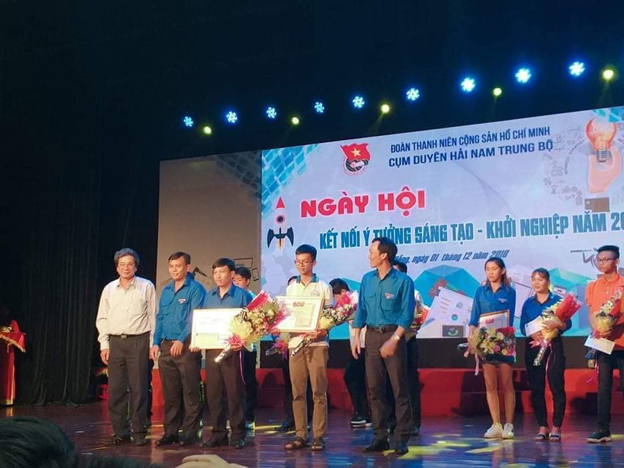 Sinh viên ĐH Sư phạm Kỹ thuật (ĐH Đà Nẵng) được tuyên dương, khen thưởng tại Ngày hội “Kết nối ý tưởng sáng tạo khởi nghiệp”. Sinh viên ĐH Sư phạm Kỹ thuật (ĐH Đà Nẵng) được tuyên dương, khen thưởng tại Ngày hội “Kết nối ý tưởng sáng tạo khởi nghiệp”.