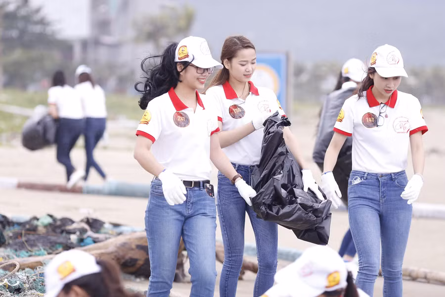 Thí sinh Hoa khôi sinh viên Việt Nam nhặt rác tại bãi biển Mân Thái.