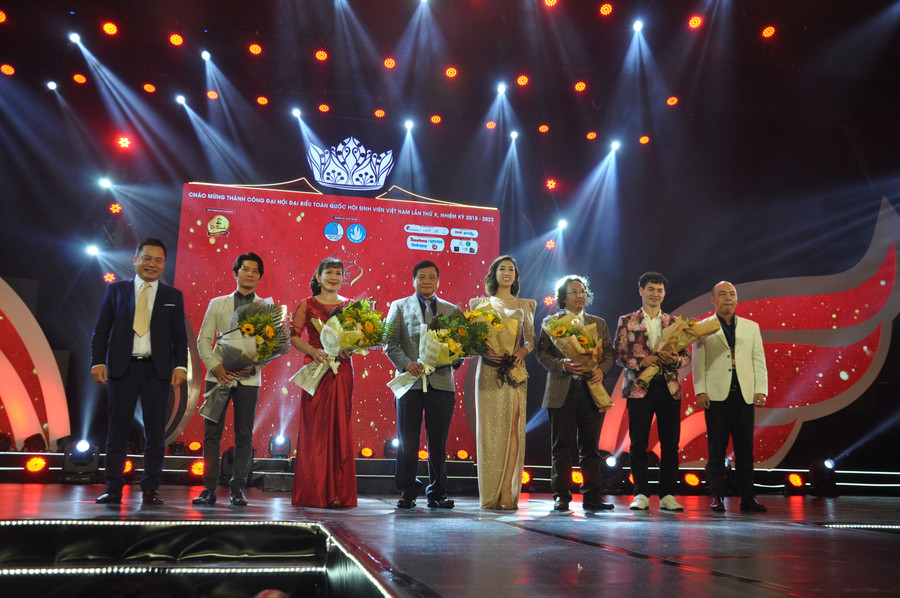 Ban giám khảo cuộc thi Hoa khôi sinh viên Việt Nam 2018.