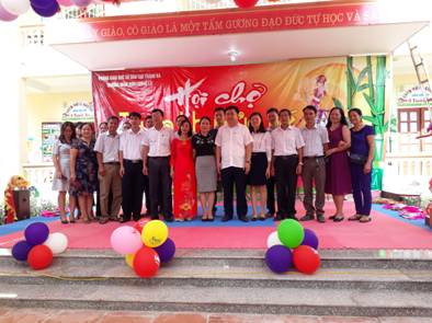 Ông Nguyễn Ngọc Hanh (Đứng giữa)- Phó bí thư thường trực huyện ủy dự khai trương hội trợ. Ông Nguyễn Ngọc Hanh (Đứng giữa)- Phó bí thư thường trực huyện ủy dự khai trương hội trợ.