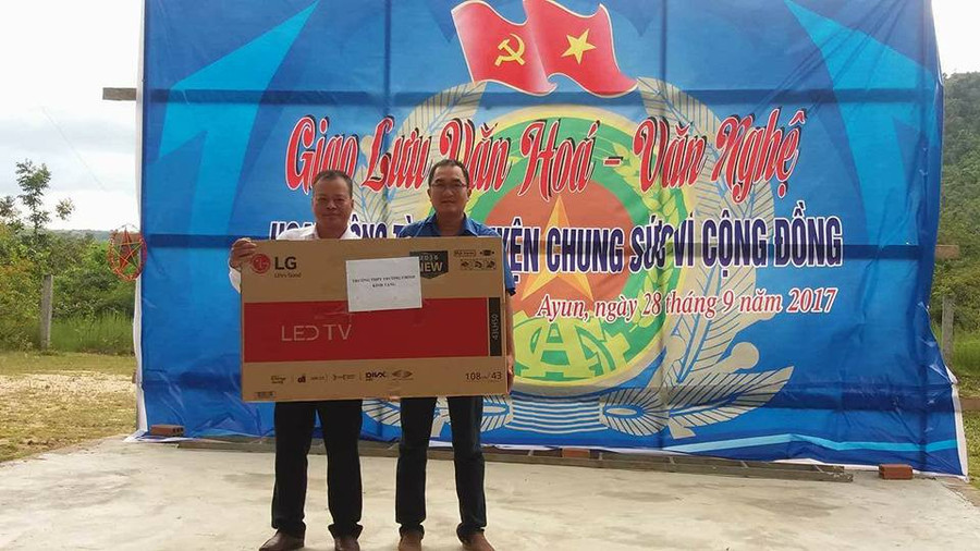 Thầy Trương Văn Phước (phải) - P.Bí thư Đoàn trường tặng quà lưu niệm