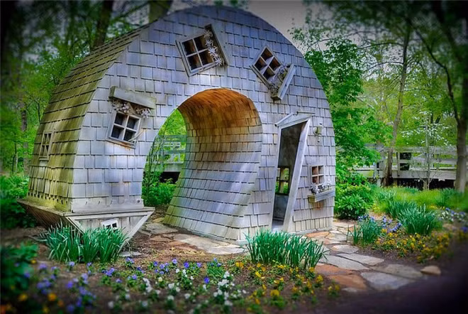 Những ngôi nhà kỳ dị khiến bạn nhìn lại vì tưởng thế giới méo mó hết cả rồi - Ảnh 1.